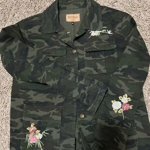 Driftwood Women’s embroidered light utility jacket